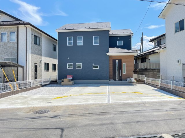 藤岡市藤岡第30（全1棟）1号棟の外観|隣地との距離も保ちながらも綺麗な街並みに溶け込みました！ 駐車スペースやお庭も十分に確保しています！