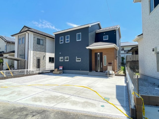 藤岡市藤岡第30（全1棟）1号棟の外観|隣地との距離も保ちながらも綺麗な街並みに溶け込みました！ 駐車スペースやお庭も十分に確保しています！