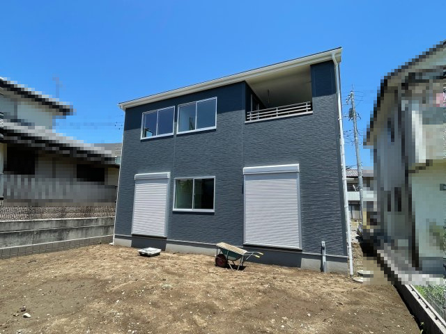 藤岡市藤岡第30（全1棟）1号棟の外観|隣地との距離も保ちながらも綺麗な街並みに溶け込みました！ 駐車スペースやお庭も十分に確保しています！