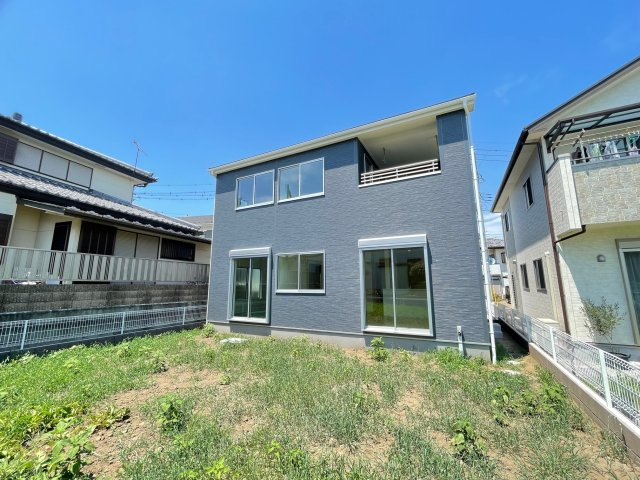 藤岡市藤岡第30（全1棟）1号棟の外観|隣地との距離も保ちながらも綺麗な街並みに溶け込みました！ 駐車スペースやお庭も十分に確保しています！