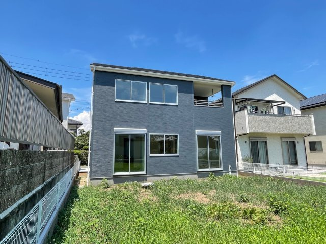 藤岡市藤岡第30（全1棟）1号棟の外観|隣地との距離も保ちながらも綺麗な街並みに溶け込みました！ 駐車スペースやお庭も十分に確保しています！
