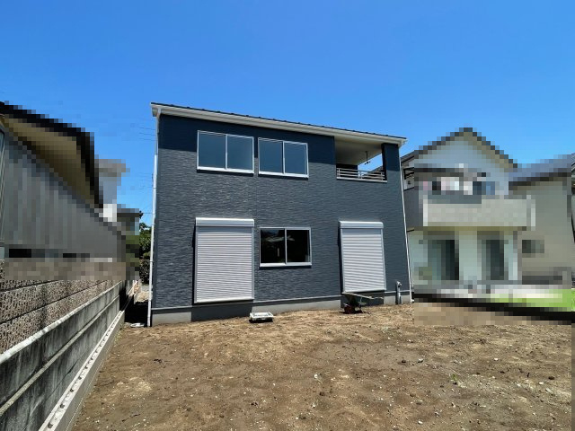 藤岡市藤岡第30（全1棟）1号棟の外観|隣地との距離も保ちながらも綺麗な街並みに溶け込みました！ 駐車スペースやお庭も十分に確保しています！