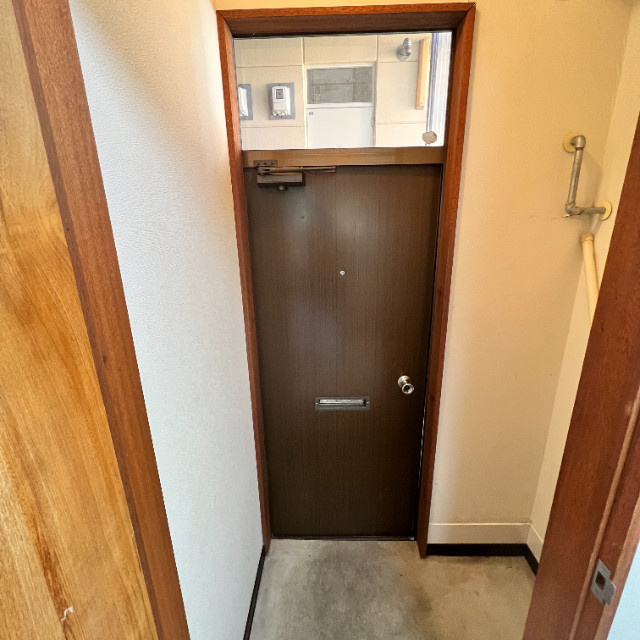 ハイツレイメイの玄関