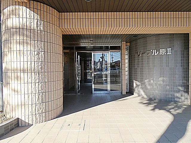 リーブル原Ⅱのエントランス|ゆとりのあるエントランスです
