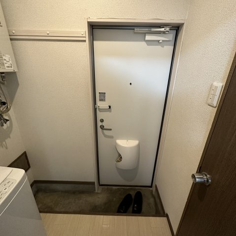レインボーマンションの玄関