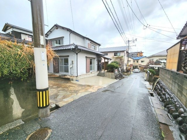 【認定中古】小倉南区志井４丁目　4LDK　【小倉南区　中古戸建て】の前面道路含む現地写真|駐車スペースも広く駐車が苦手な方でも停めやすいですよ♪【認定中古】