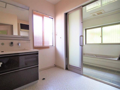 【脱衣所】 | 中古戸建 上浜町 | 風通しの良い洗面脱衣所です。浴室は引き戸になっています。