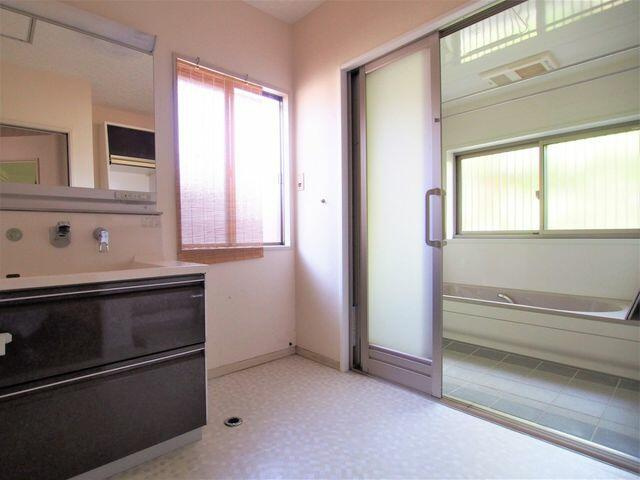 【脱衣所】 | 中古戸建 上浜町 | 風通しの良い洗面脱衣所です。浴室は引き戸になっています。