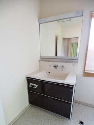 【洗面所】 | 中古戸建 上浜町 | 大きな鏡がある洗面台です。朝の身支度がスムーズにできますね。