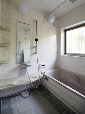 【浴室】 | 中古戸建 上浜町 | 足を伸ばして一日の疲れをゆっくり癒せるお風呂です。