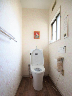 【トイレ】 | 中古戸建 上浜町 | 1階トイレです。窓があるので明るいです。
