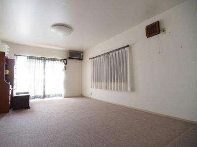 【洋室】 | 中古戸建 上浜町 | 2階の洋室です。洋室はいろいろなインテリアと相性が良いです。