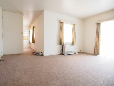 【洋室】 | 中古戸建 上浜町 | 納戸がある2階の洋室です。洋室は2面採光の明るいお部屋です。