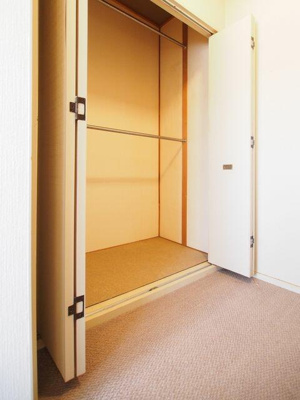 【収納】 | 中古戸建 上浜町 | クローゼットには上段・下段にポールがあります。夏物と冬物などお洋服ごとに分けて収納できます。