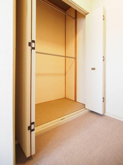 【収納】 | 中古戸建 上浜町 | クローゼットには上段・下段にポールがあります。夏物と冬物などお洋服ごとに分けて収納できます。