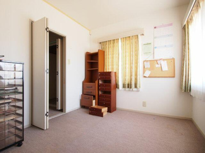 【収納】 | 中古戸建 上浜町 | 納戸にはウォークインクローゼットがあります。収納以外にも、工夫次第でワーキングスペースや趣味の空間としても使えます。