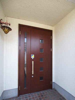 【外観】 | 中古戸建 上浜町 | 落ち着いた雰囲気の玄関です。玄関ポーチがあるので、雨の日は雨粒を外で落としてからお家に入ることができます。