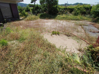 【庭】 | 中古戸建 上浜町 | お好きな木や草花を植えて季節を感じるのもいいですね。お休みの日はガーデニングや家庭菜園を楽しめそうです。