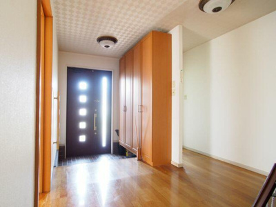 【玄関】 | 中古戸建 上浜町 | 玄関は明るく収納も充実しています。