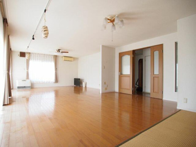 【居間・リビング】 | 中古戸建 上浜町 | 日当たりが良く広々としたリビングです。畳コーナーがあります。