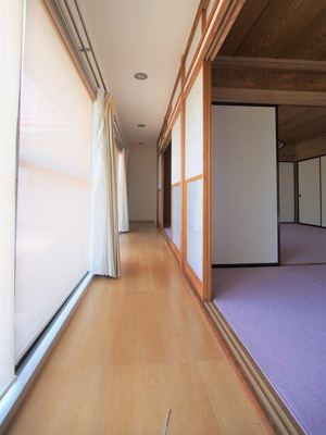 【内装】 | 中古戸建 上浜町 | 明るい陽光と気持の良い風が入ります。こちらを進むとリビングへつながります。