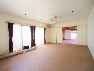 【洋室】 | 中古戸建 上浜町 | 1階14帖の洋室です。和室から続いているお部屋です。
