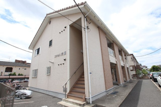二階建て木造アパートです