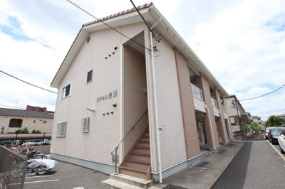 二階建て木造アパートです
