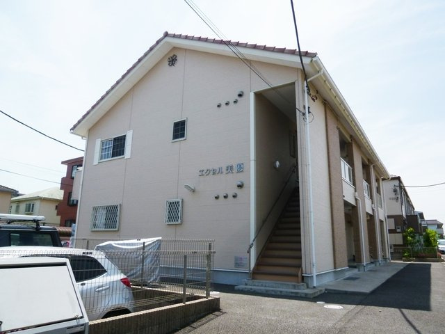 二階建て木造アパートです