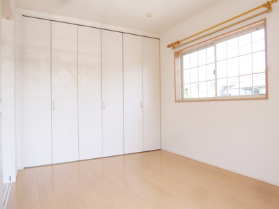 5.2帖の洋室　二面採光で明るいお部屋ですね♪