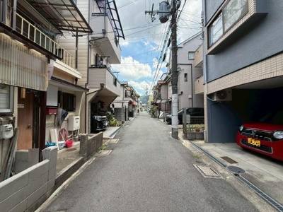 【前面道路含む現地写真】 | 雁屋北町　中古戸建 | 前面道路北側　幅員は4.0ｍ！