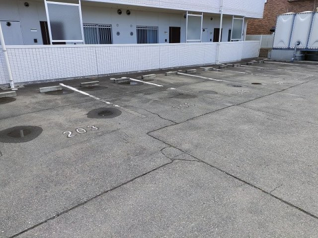 リヴェール月が丘の駐車場