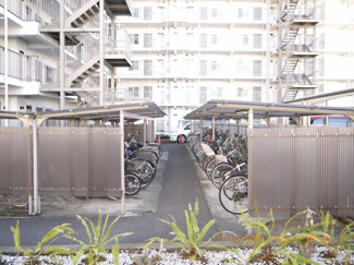 【その他共用部分】 | 敷地内に、屋根付き専用駐輪場有ります。