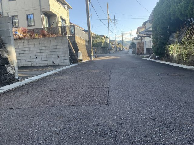 各務原市新鵜沼台2丁目の前面道路含む現地写真