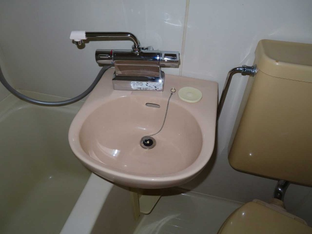 カメモトビルの洗面所|明るい洗面所です