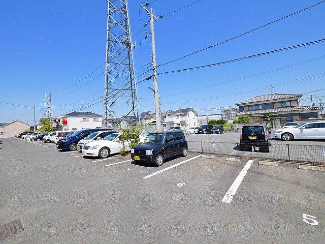ルミエール千代　Ａの駐車場|車をお持ちの方に嬉しい駐車場付きの物件です