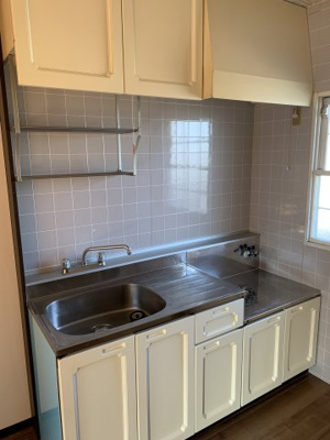 【キッチン】 | サンライフ高屋　A | 吊戸棚付きキッチン