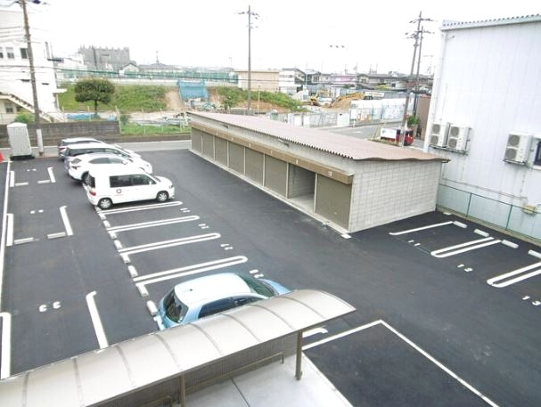 クオーレの駐車場
