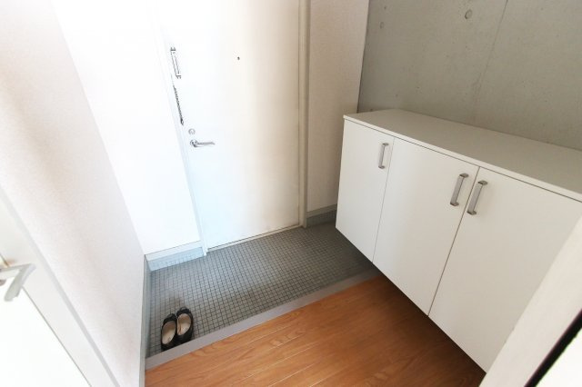 メゾン弥生の玄関