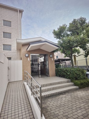 【エントランス】 | アンド・ユー郡津 | 清潔なエントランスです