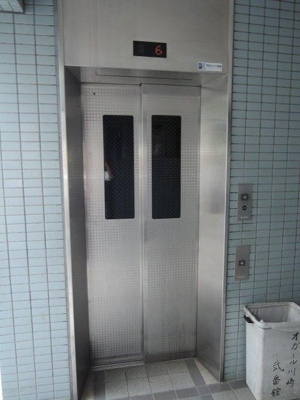 【その他共用部分】 | オガール川崎弐番館 | お買い物時やベビーカーの出し入れに便利なエレベーター付です。