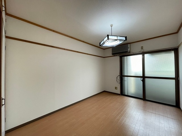 信栄ビルの洋室|明るい洋室です
