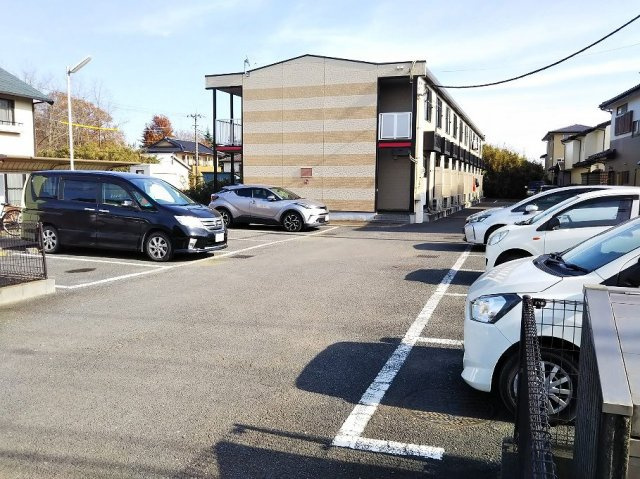 レオパレス鵠戸の駐車場