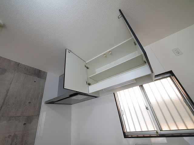エクセルハイツ　Ａ棟のキッチン|収納豊富な棚があります