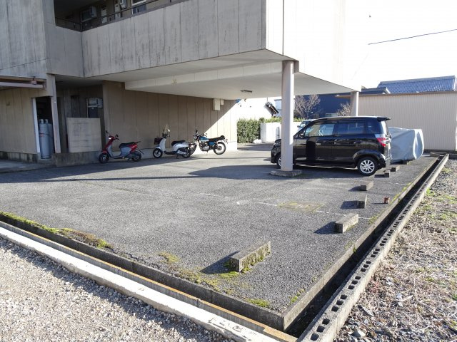 コーポミウラⅡの駐車場