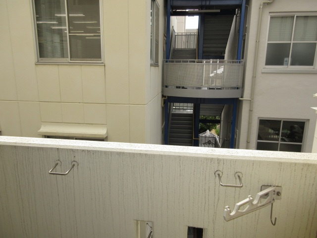 英数学館ビルのバルコニー|外からの目が気にならないバルコニーで洗濯物が干せます