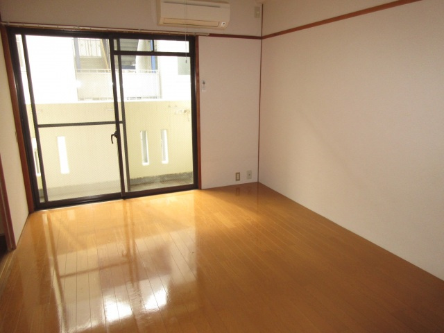 英数学館ビルの洋室|明るい洋室です