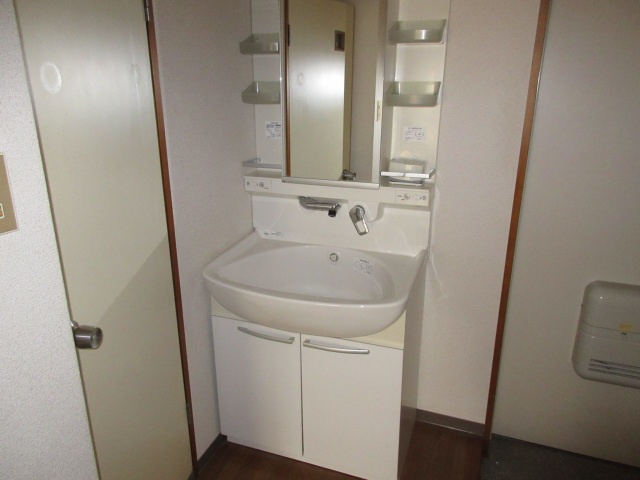 英数学館ビルの洗面所|広い洗面スペース