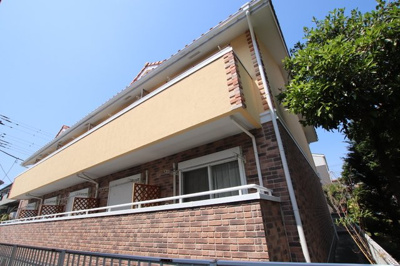 木造二階建てアパート　バルコニー側