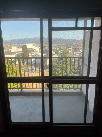 アーク福井の展望|洋室６帖からの眺望。窓は二重サッシにリフォーム済